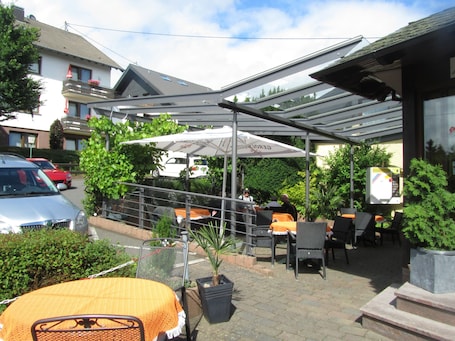 Terrace/patio. Race-Hotel zur Burg Nürburg