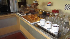 Mostrador de buffet con diversos alimentos y condimentos.
