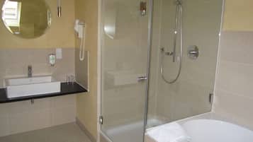 Familien-Vierbettzimmer, 2 Schlafzimmer, Whirlpool, Gartenblick | Badezimmer | Hydromassagedusche, Haartrockner, Handtücher