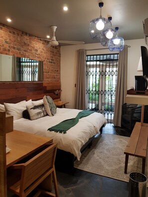 Hochwertige Bettwaren, Zimmersafe, Schreibtisch, schallisolierte Zimmer