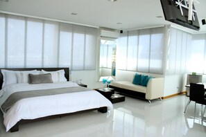 Premium bedding, in-room safe, blackout drapes, free WiFi - San Antonio Plaza Hotel (Cali)