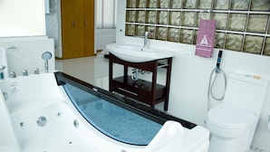 Bathroom - San Antonio Plaza Hotel (Cali)