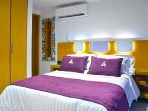 Ropa de cama de alta calidad, caja fuerte, cortinas opacas y wifi gratis