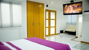 Premium bedding, in-room safe, blackout curtains, free WiFi - San Antonio Plaza Hotel (Cali)