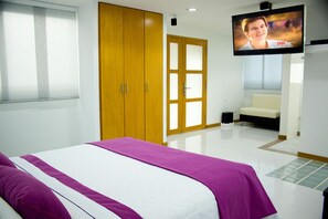 Ropa de cama de alta calidad y caja de seguridad en la habitación 