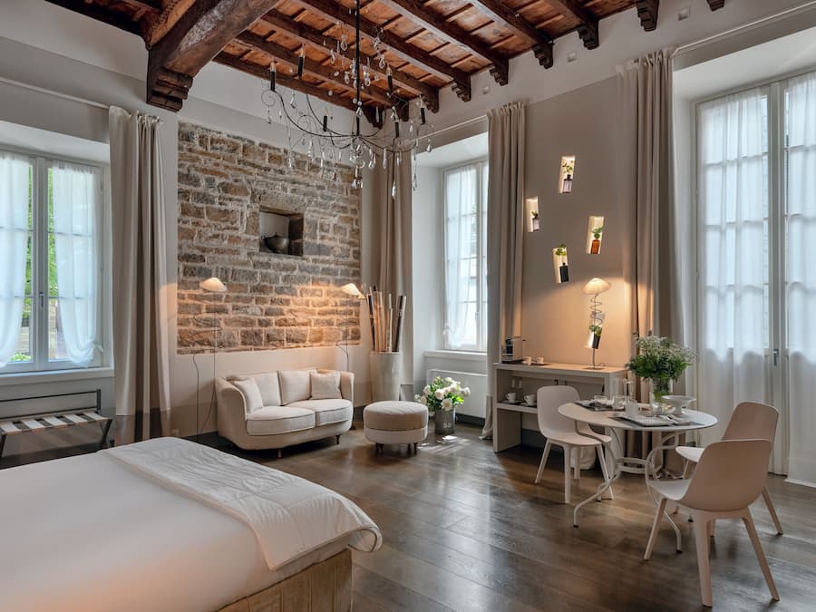 Peralatan tempat tidur premium, bar mini, peti besi dalam bilik, meja