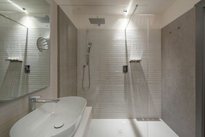 Duplex | Bathroom | Shower, free toiletries, hair dryer, slippers