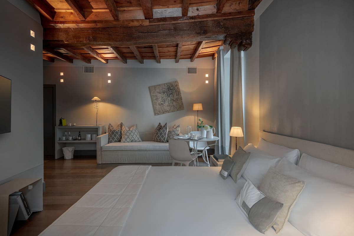 1 bedroom, premium bedding, minibar, in-room safe