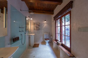 Suite, 1 soverom | Bad | Dusj, designertoalettartikler, hårføner og badekåper