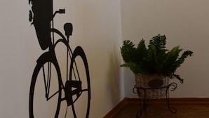 A wall decal of a bicycle with a plant and the text "Le beaute". - BUZ Apart Sofia (Sofia)