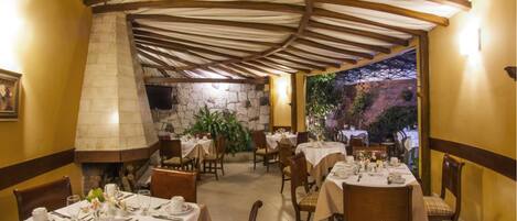 Breakfast, lunch, dinner served; international cuisine