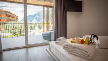 Lyxvilla - vid poolen | Värdeförvaringsskåp på rummet, arbetsyta för laptop och ljudisolering