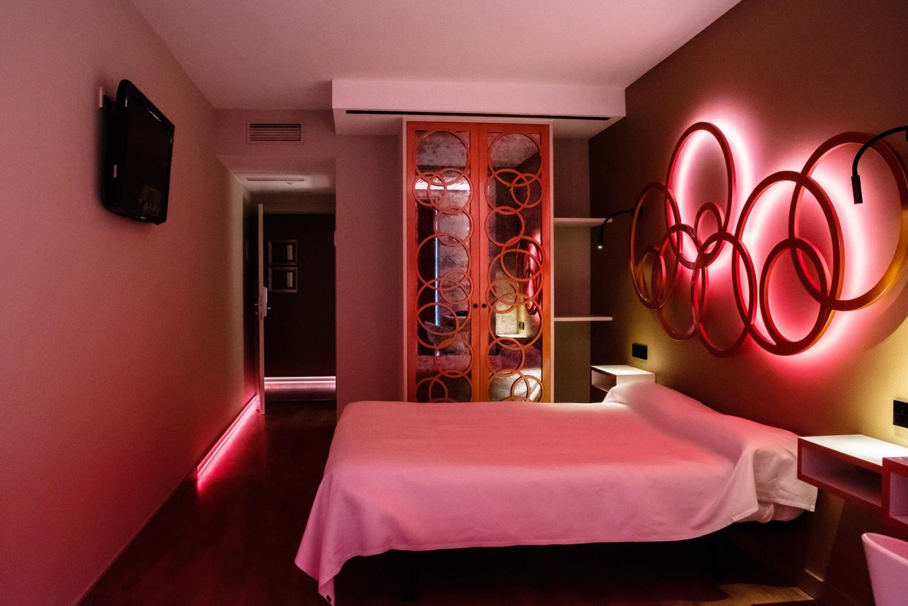 desk, free rollaway beds, free wifi, bed sheets