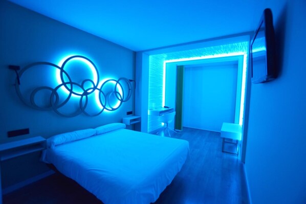 Escritorio, camas extra gratis, wifi gratis y ropa de cama 