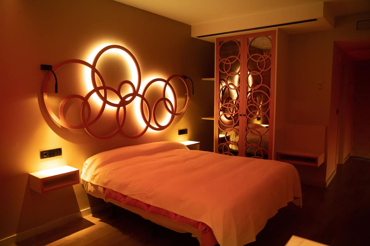 desk, free rollaway beds, free wifi, bed sheets