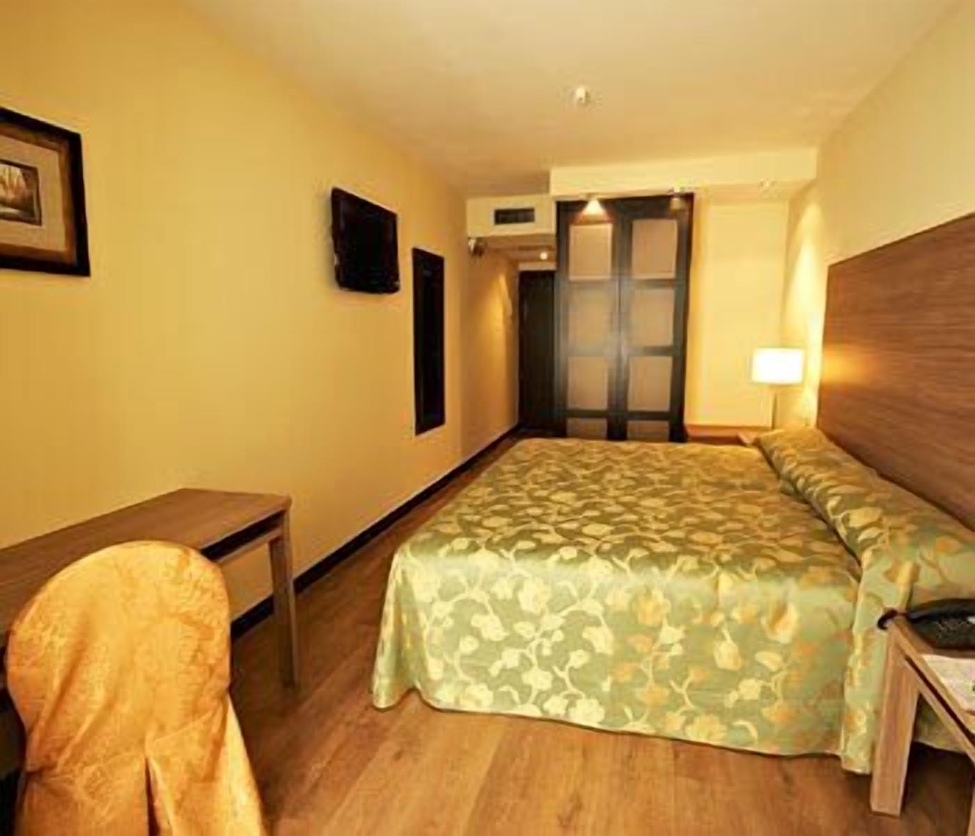 double room | desk, free rollaway beds, free wifi, bed sheets