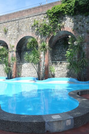 Piscine extérieure (ouverte en saison), chaises longues