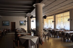 Petit déjeuner buffet (6 EUR par personne)