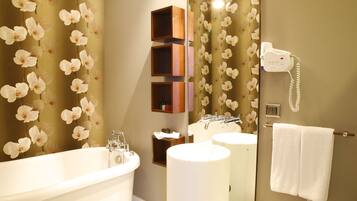 Quarto casal luxo, 1 quarto, vista para a cidade | Banheiro | Produtos de toalete grátis, roupões de banho, chinelos, toalhas de banho