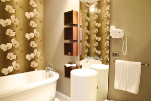 Quarto casal luxo, 1 quarto, vista para a cidade | Banheiro | Produtos de toalete grátis, roupões de banho, chinelos, toalhas de banho