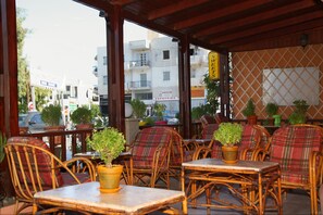 Outdoor dining - Sogiorka Apartments (Hersonissos)