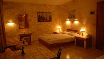 Estudio | Escritorio y cortinas blackout