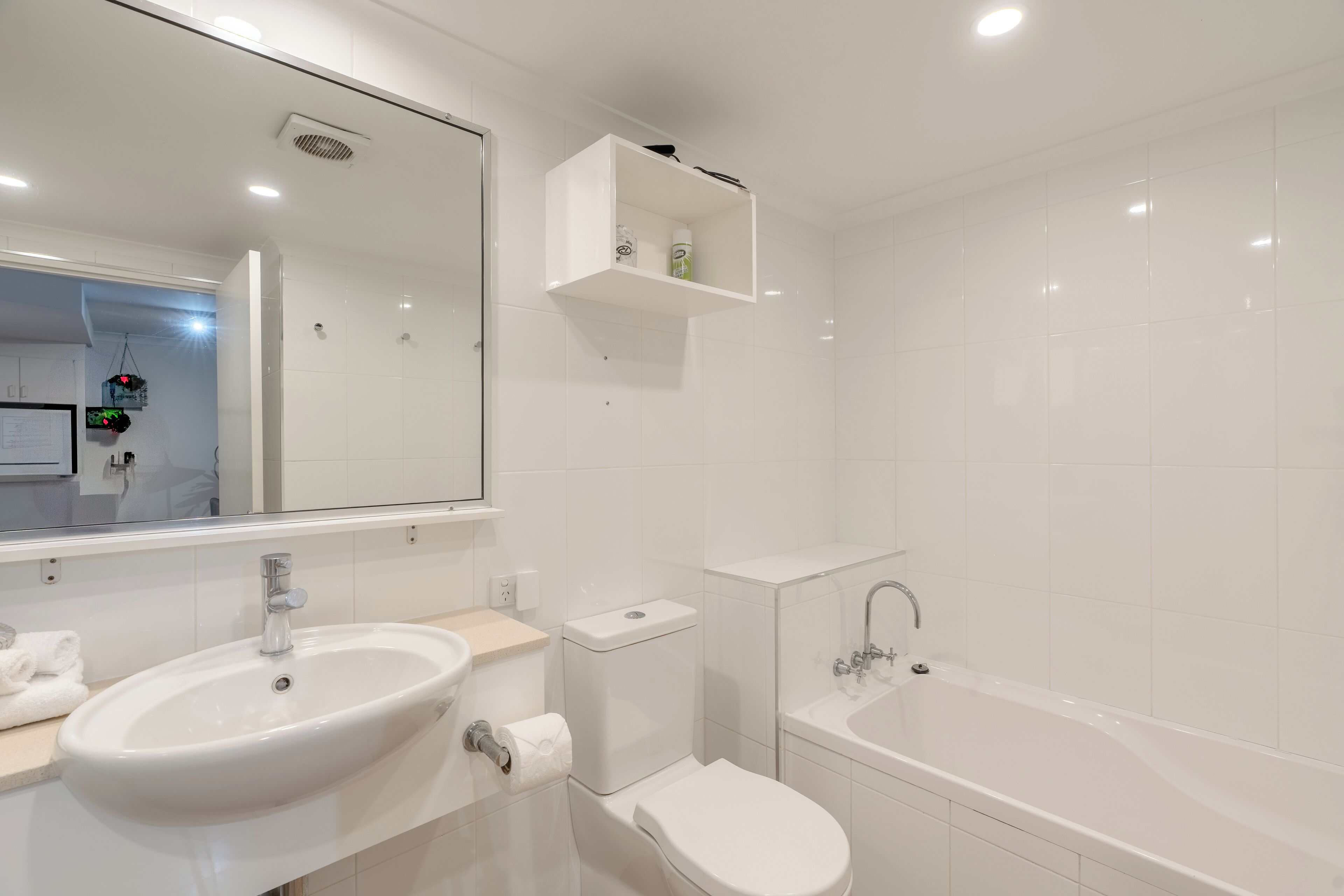 Une salle de bain moderne avec un lavabo, des toilettes et une baignoire.