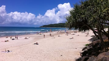 Playa en los alrededores, sombrillas y toallas de playa 