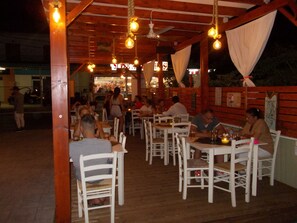 아침 식사, 점심 식사, 저녁 식사 제공, 그리스 요리