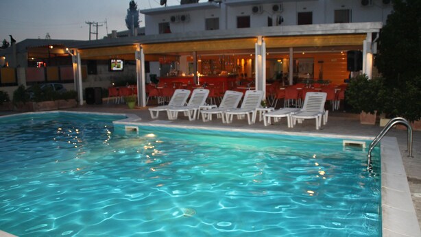 Outdoor pool, pool umbrellas, sun loungers - Antony's Complex (Corfu)