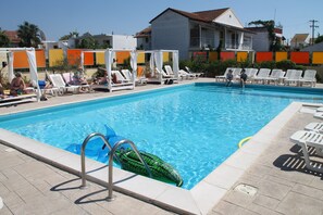 Outdoor pool, pool umbrellas, pool loungers - Antony's Complex (Corfu)