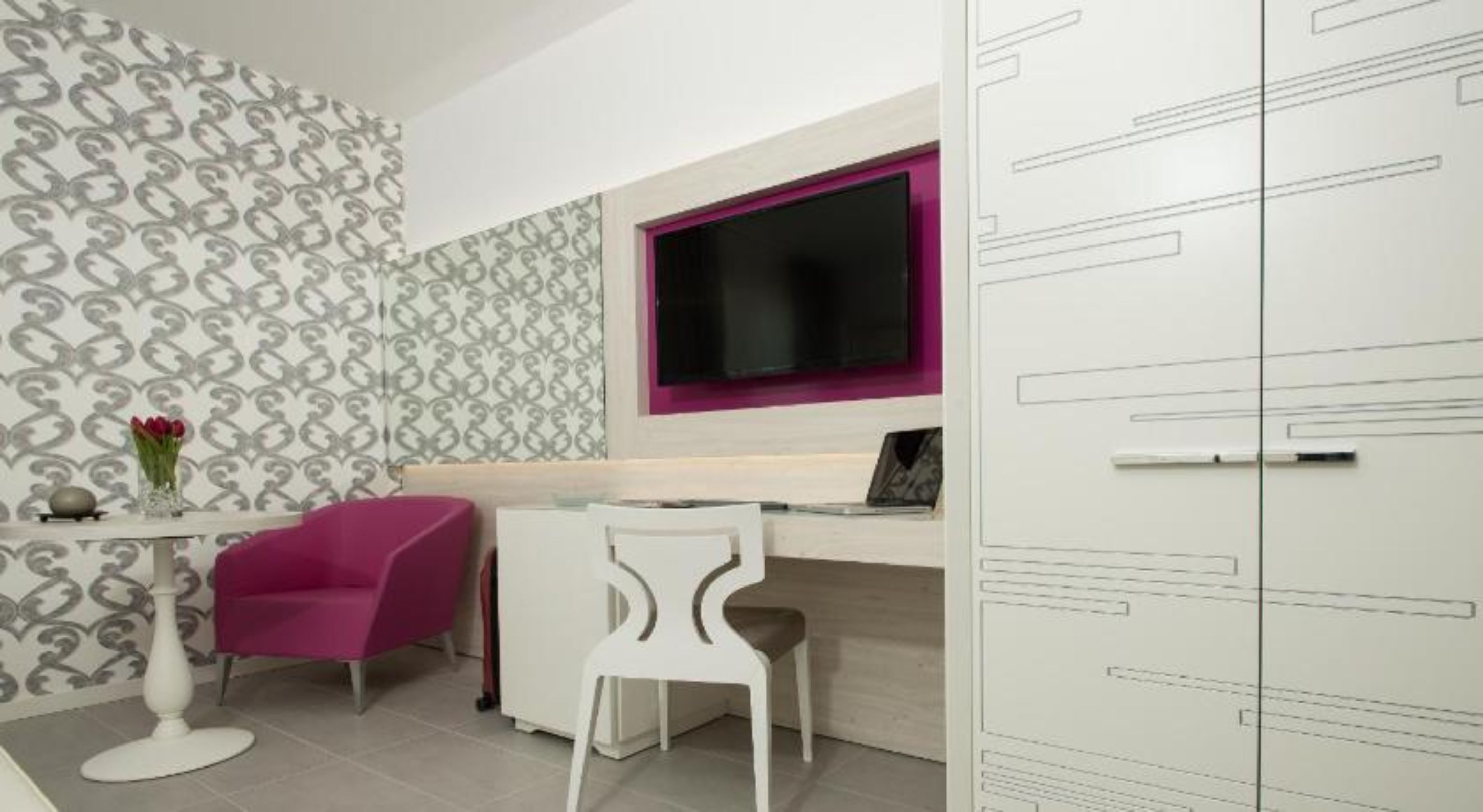 junior suite | minibar, in-room safe, desk, cots/infant beds