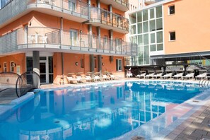 Outdoor pool, pool loungers