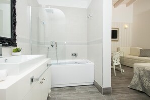 Junior Suite | Bathroom | Hair dryer, bidet, towels - Aparthotel Sheila (Jesolo)