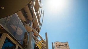 A sign for Sheila Avarthotel with a clear view of the building's exterior and balconies. - Aparthotel Sheila (Jesolo)