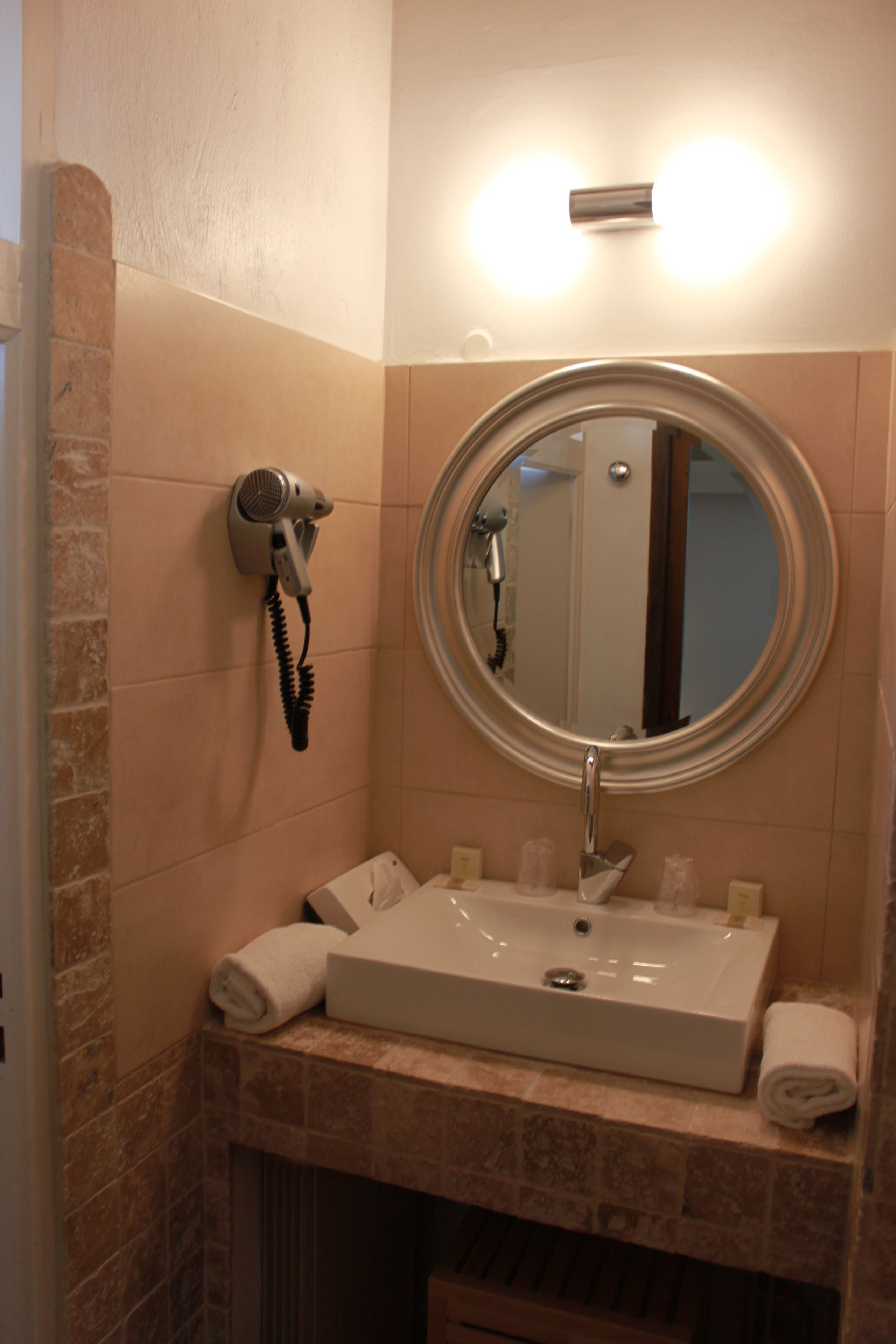 comfort double room | bathroom | combined shower/bathtub, free toiletries, hair dryer, slippers