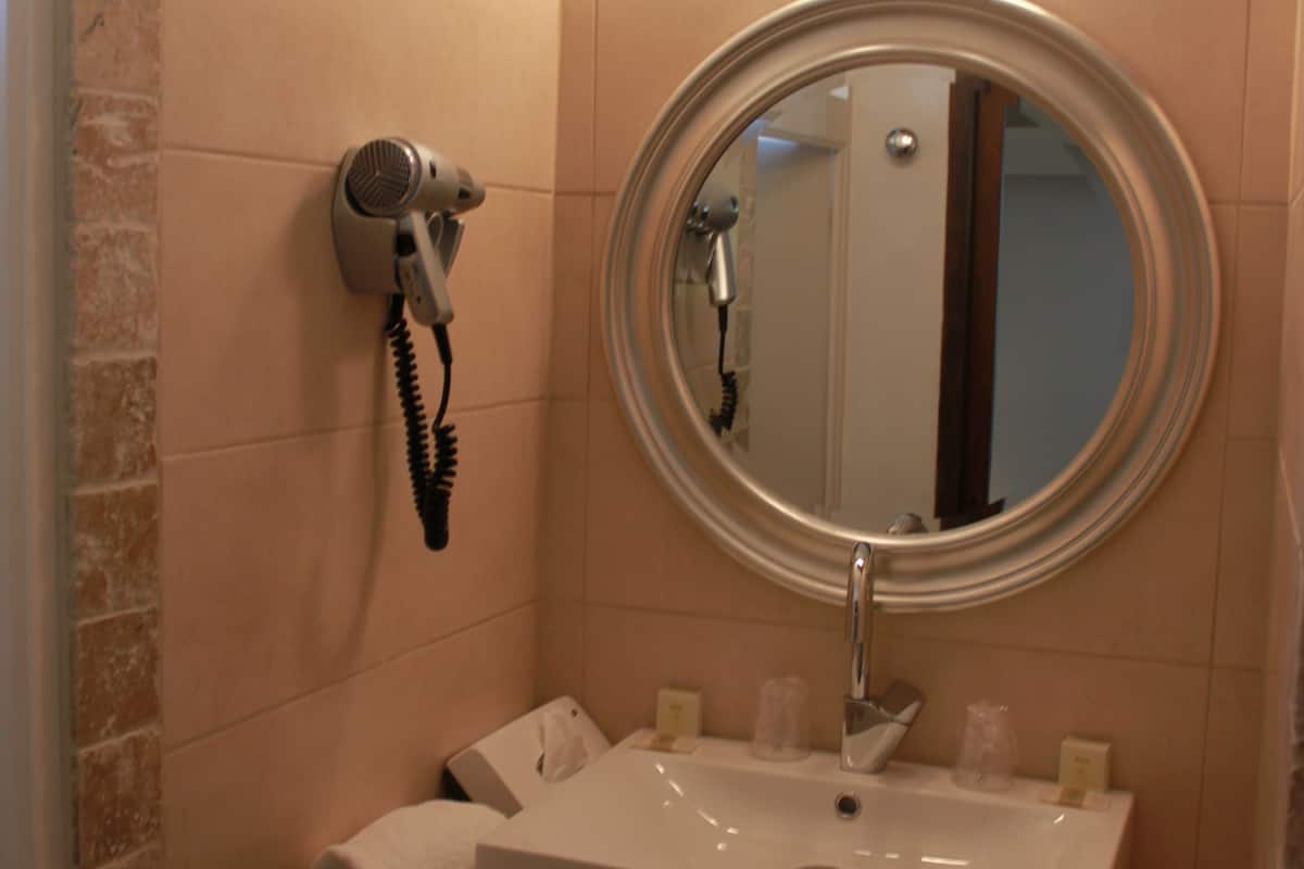 comfort double room | bathroom | combined shower/bathtub, free toiletries, hair dryer, slippers