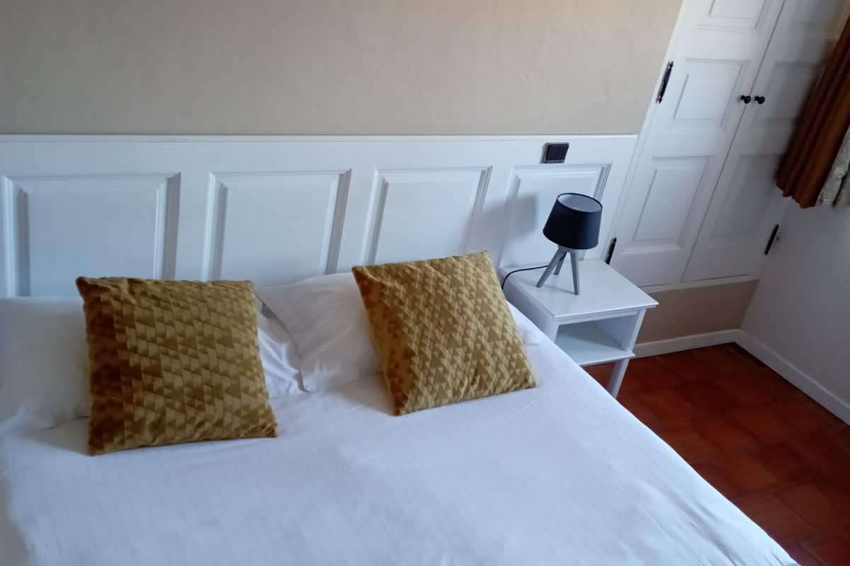 economy double room | 1 bedroom, premium bedding, cots/infant beds, rollaway beds
