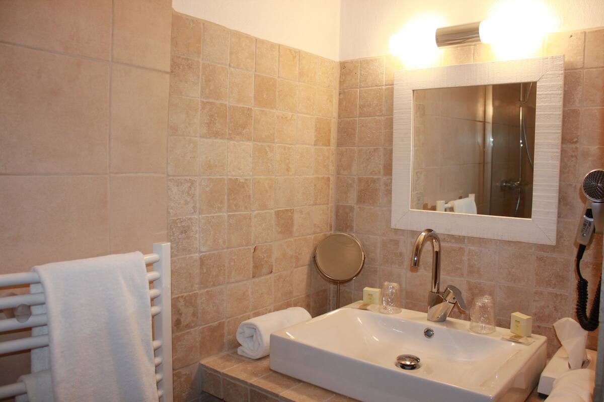 superior double room | bathroom | combined shower/bathtub, free toiletries, hair dryer, slippers