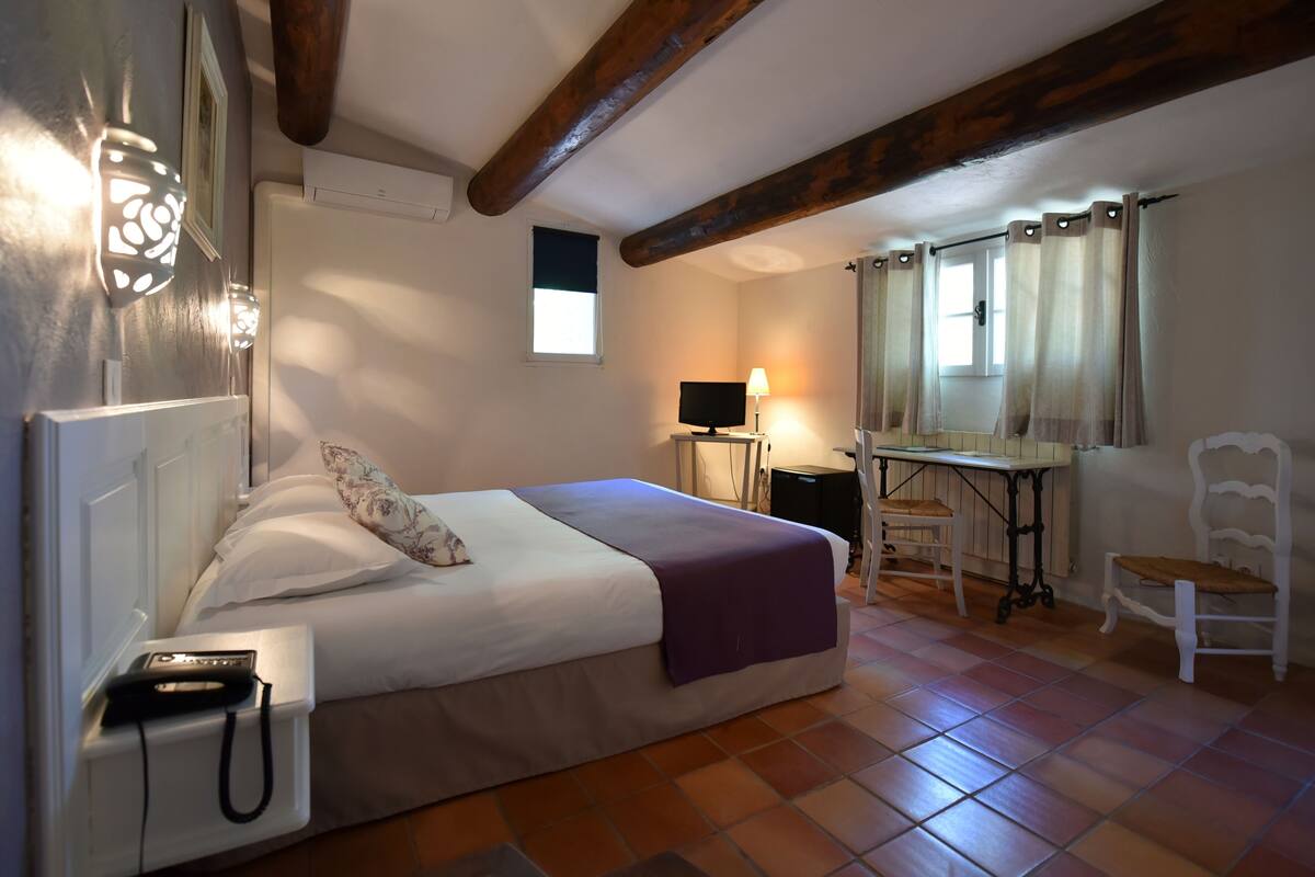 standard double room | 1 bedroom, premium bedding, cots/infant beds, rollaway beds