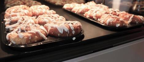 Une présentation de pâtisseries sur des plateaux dans une boulangerie.