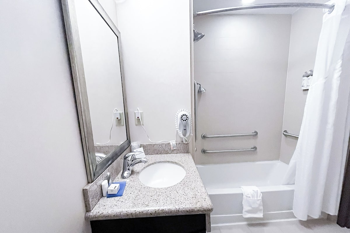 Luxe beddengoed, een strijkplank/strijkijzer, gratis babybedden