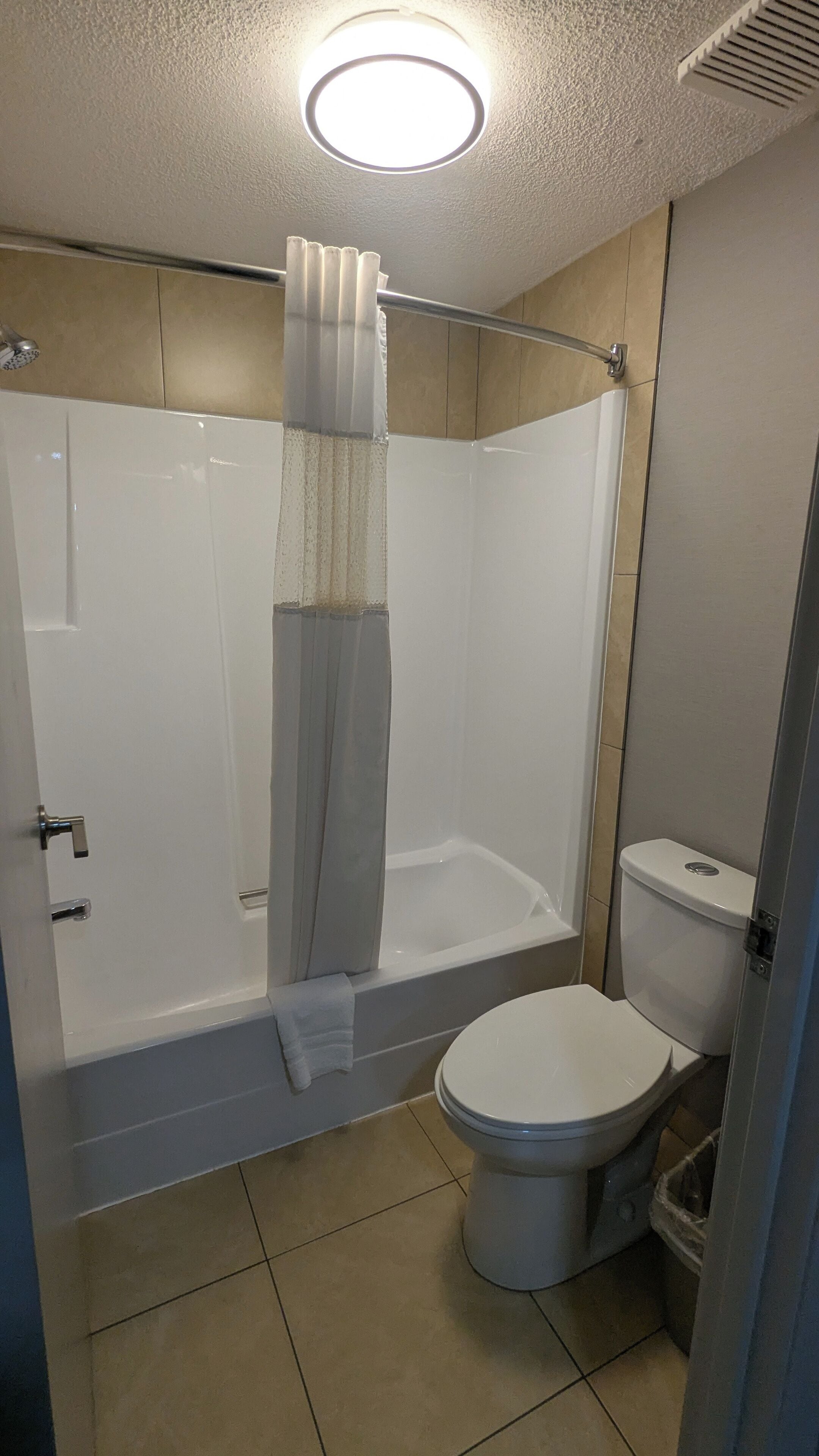 Vòi sen/bồn tắm kết hợp, đồ dùng nhà tắm miễn phí, máy sấy tóc 