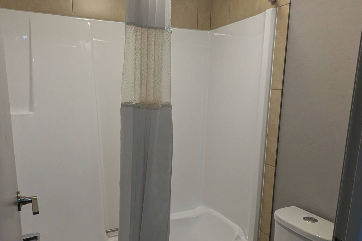 Chuveiro/banheira combinados, produtos de toalete grátis