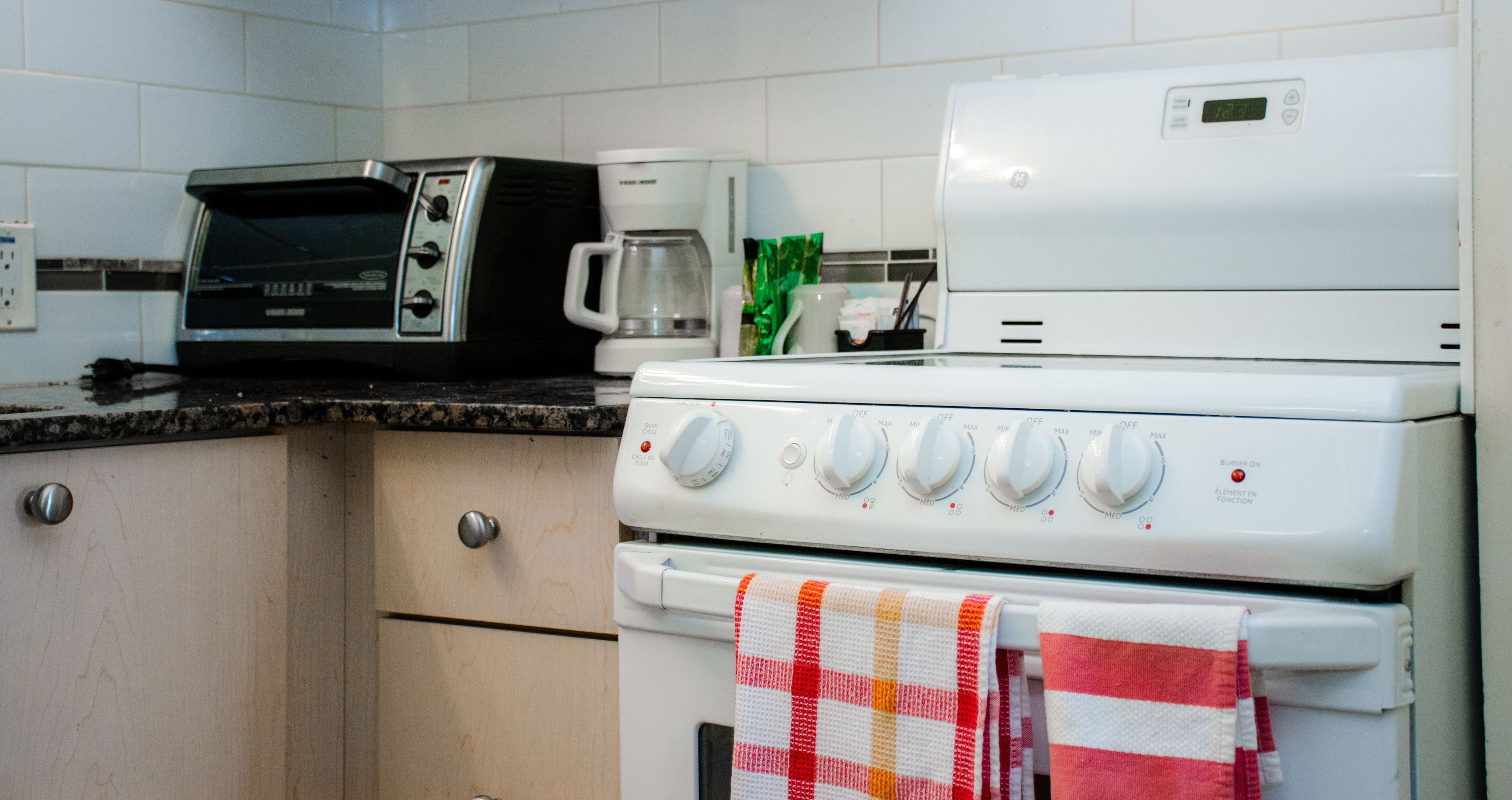 Una cocina equipada con microondas, cafetera y estufa.
