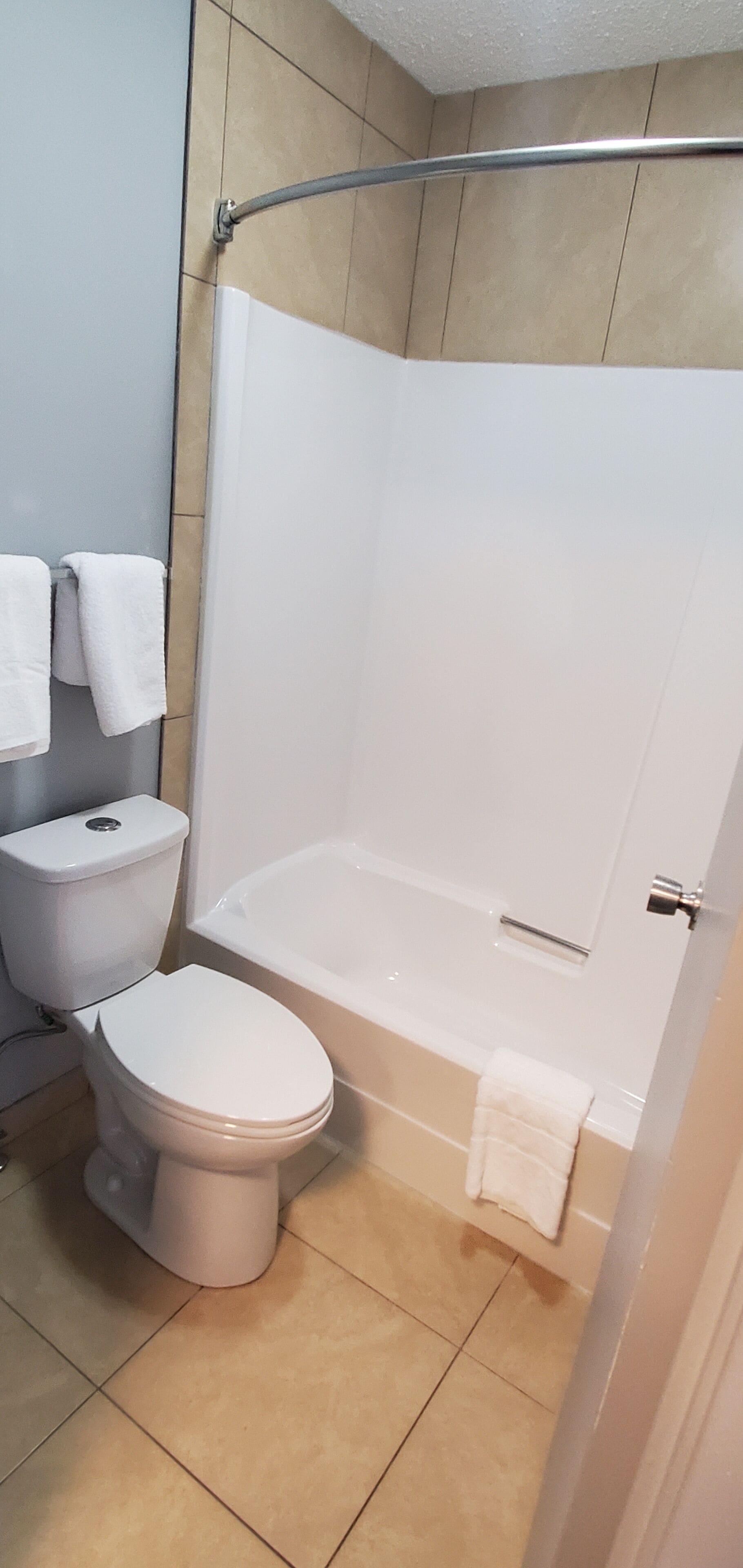Un baño con inodoro, bañera y ducha.