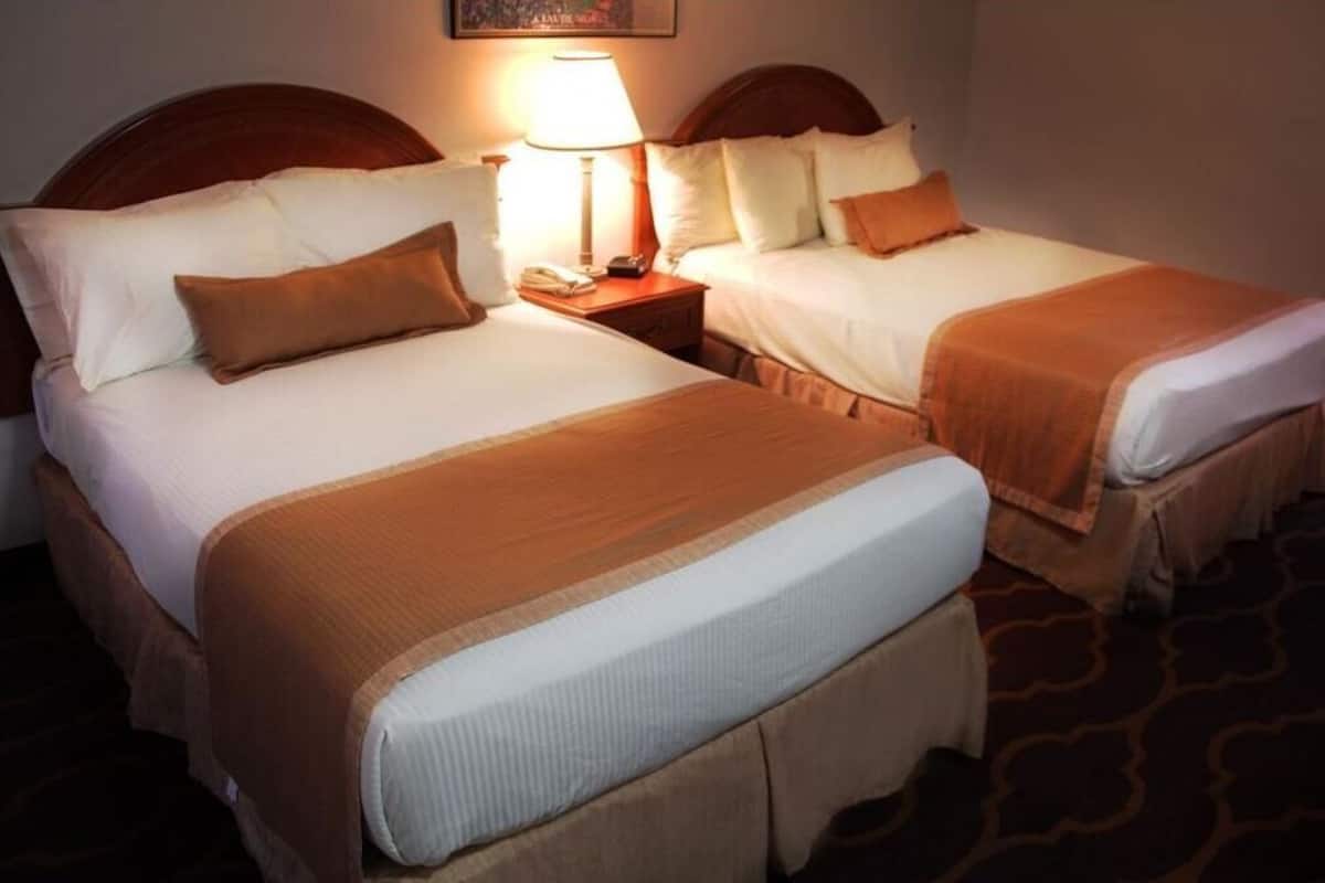 Kamer, 2 queensize bedden, niet-roken | Verduisterende gordijnen, een strijkplank/strijkijzer, gratis wifi