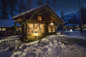 Fassade der Unterkunft – Abend/Nacht