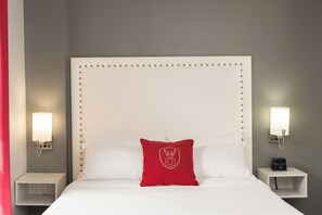 Premium bedding, blackout curtains, soundproofing, iron/ironing board - Hôtel du Nord (Québec City)