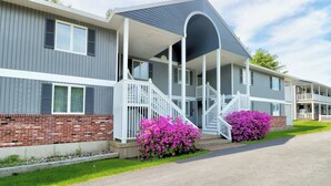 Un motel à deux étages, doté d’un porche couvert et de fondations en briques.